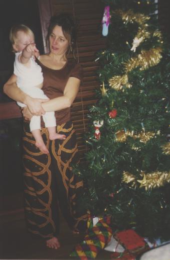 [Foto van Els en Eva bij de kerstboom.]