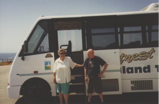 [Foto van Ma en ik voor de bus op Rottnest Island.]
