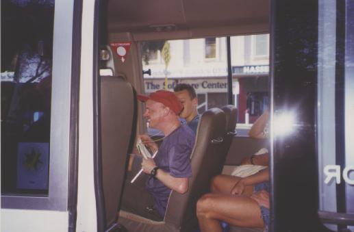 [Foto van Pieter en ik in de bus.]
