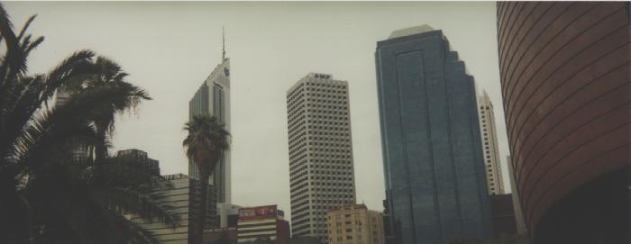 [Foto van de skyline van Perth.]
